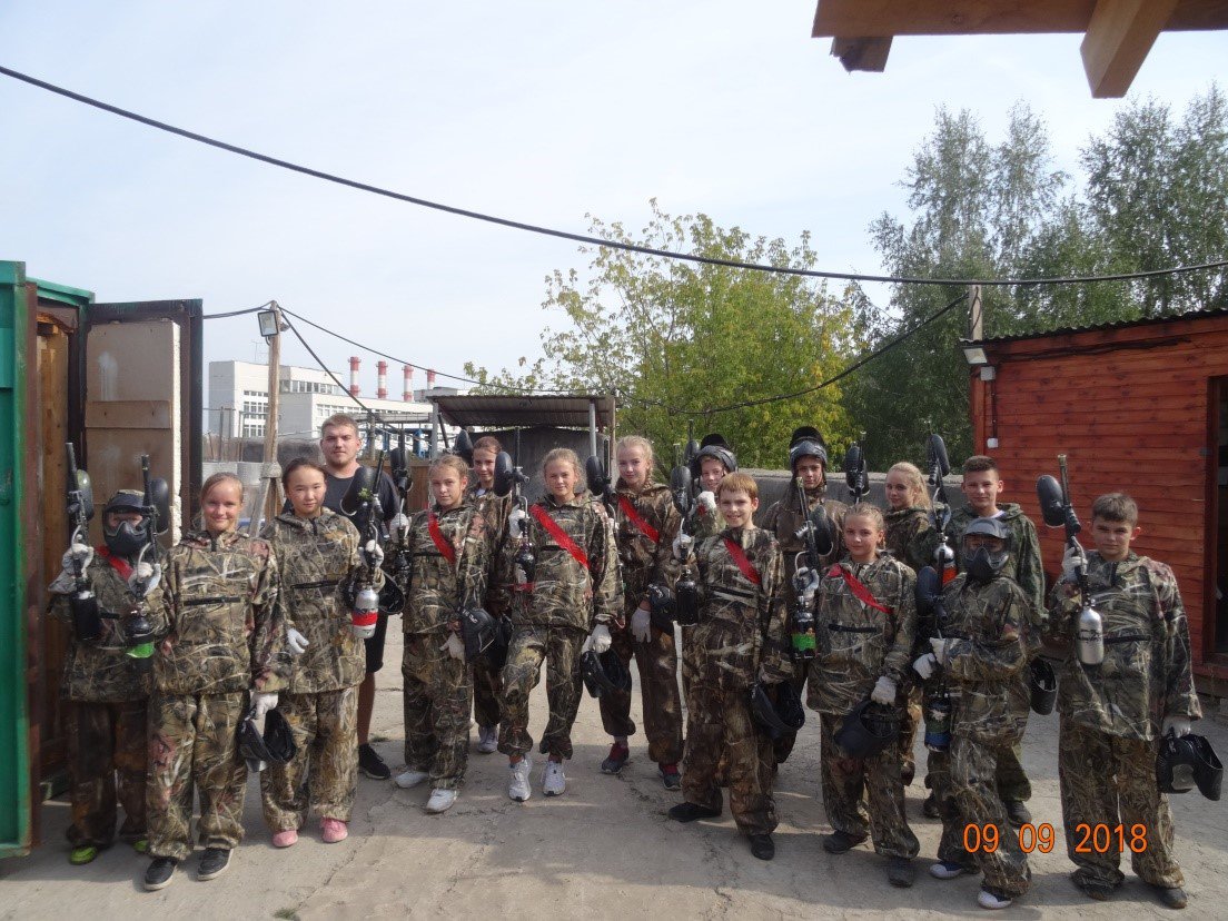 Экипированные команды перед началом турнира с управляющим площадки «Бункер» П.Колесниковым